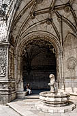 Lisbona - Monasteiro dos Jeronimos. Chiostro della Chiesa di Santa Maria, la fontana del Leone. 